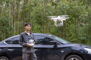 技术人员利用无人机进行测量